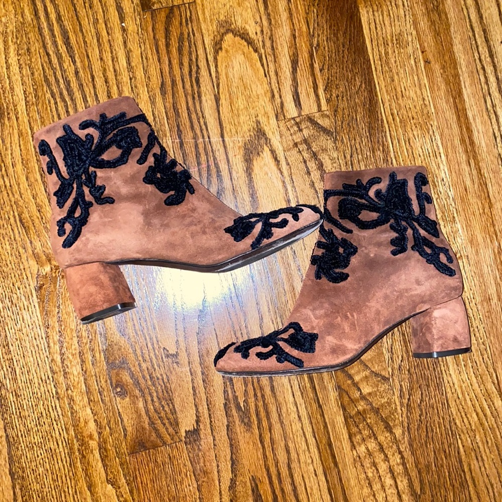 AGL beautiful embroidered booties